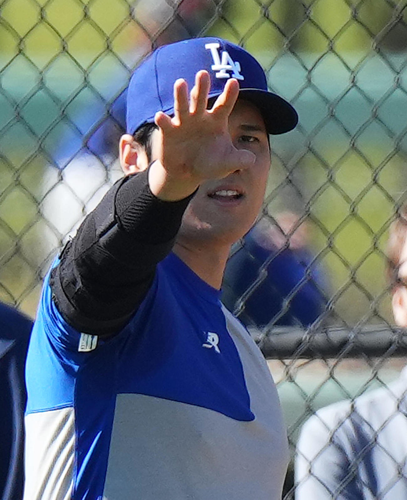フリー打撃を終え、関係者にあいさつするドジャース大谷（撮影・菅敏）