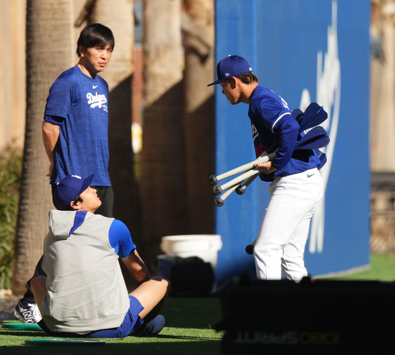 まぶしそうな表情で山本（右）と話すドジャース大谷。後方左は水原通訳（撮影・菅敏）