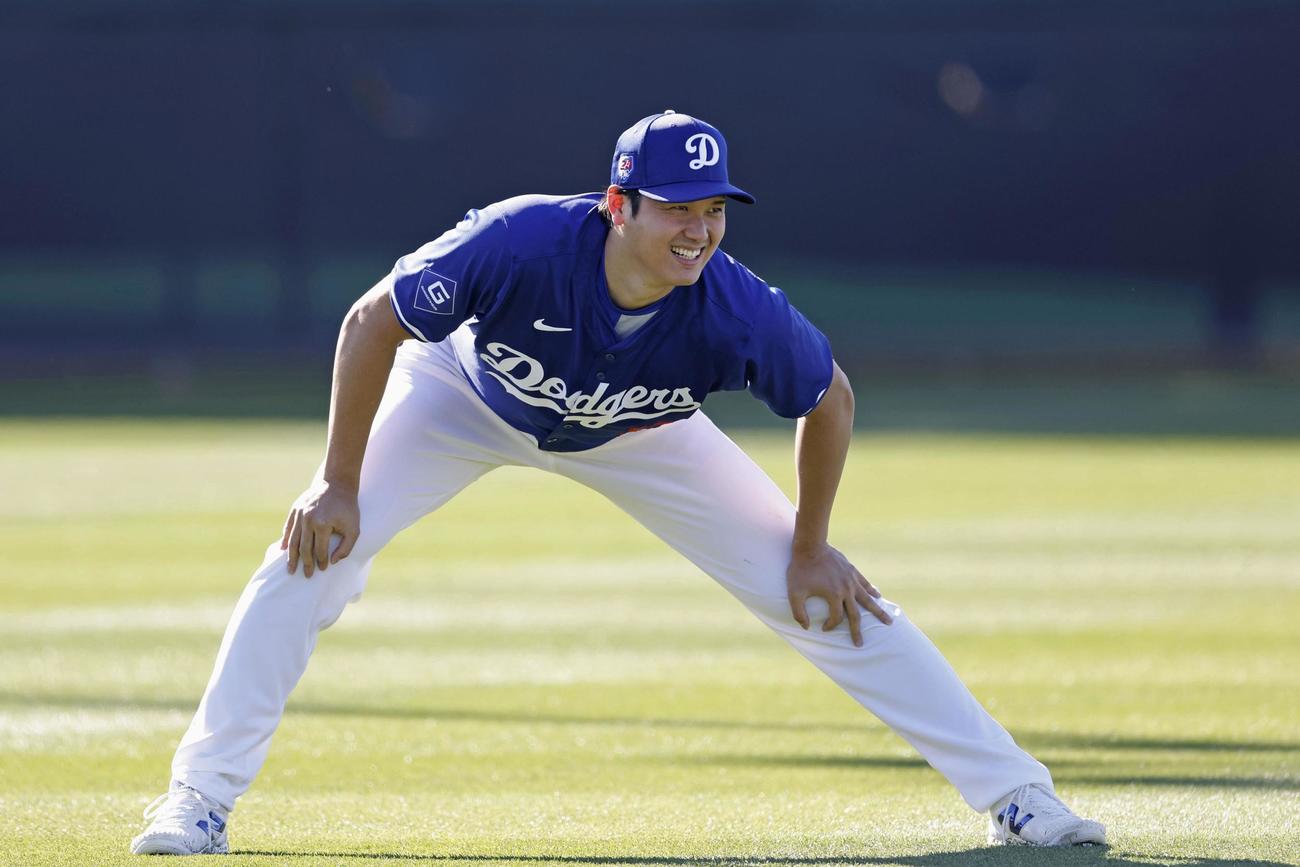 ウオーミングアップ中に笑顔を見せるドジャース大谷（共同）