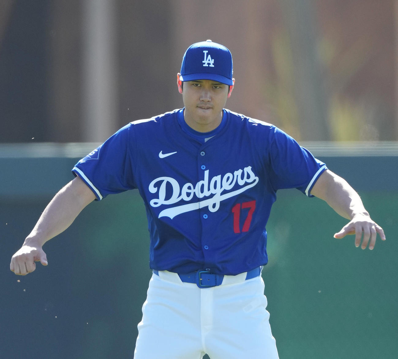 試合用の帽子をかぶりアップをするドジャース大谷（撮影・菅敏）