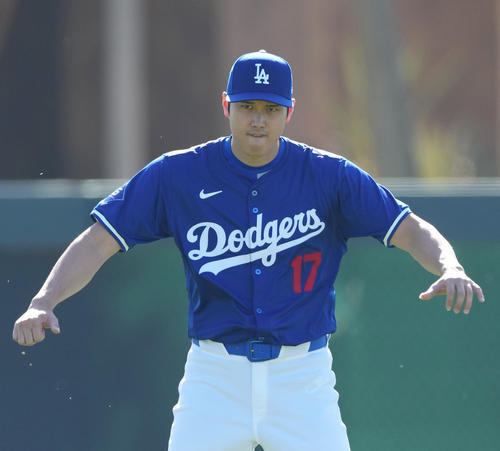 試合用の帽子をかぶりアップをするドジャース大谷（撮影・菅敏）