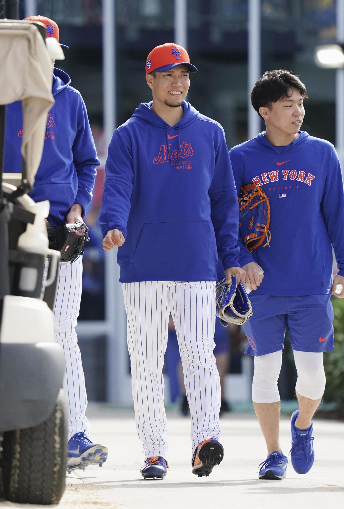 練習に向かうメッツ千賀（共同）