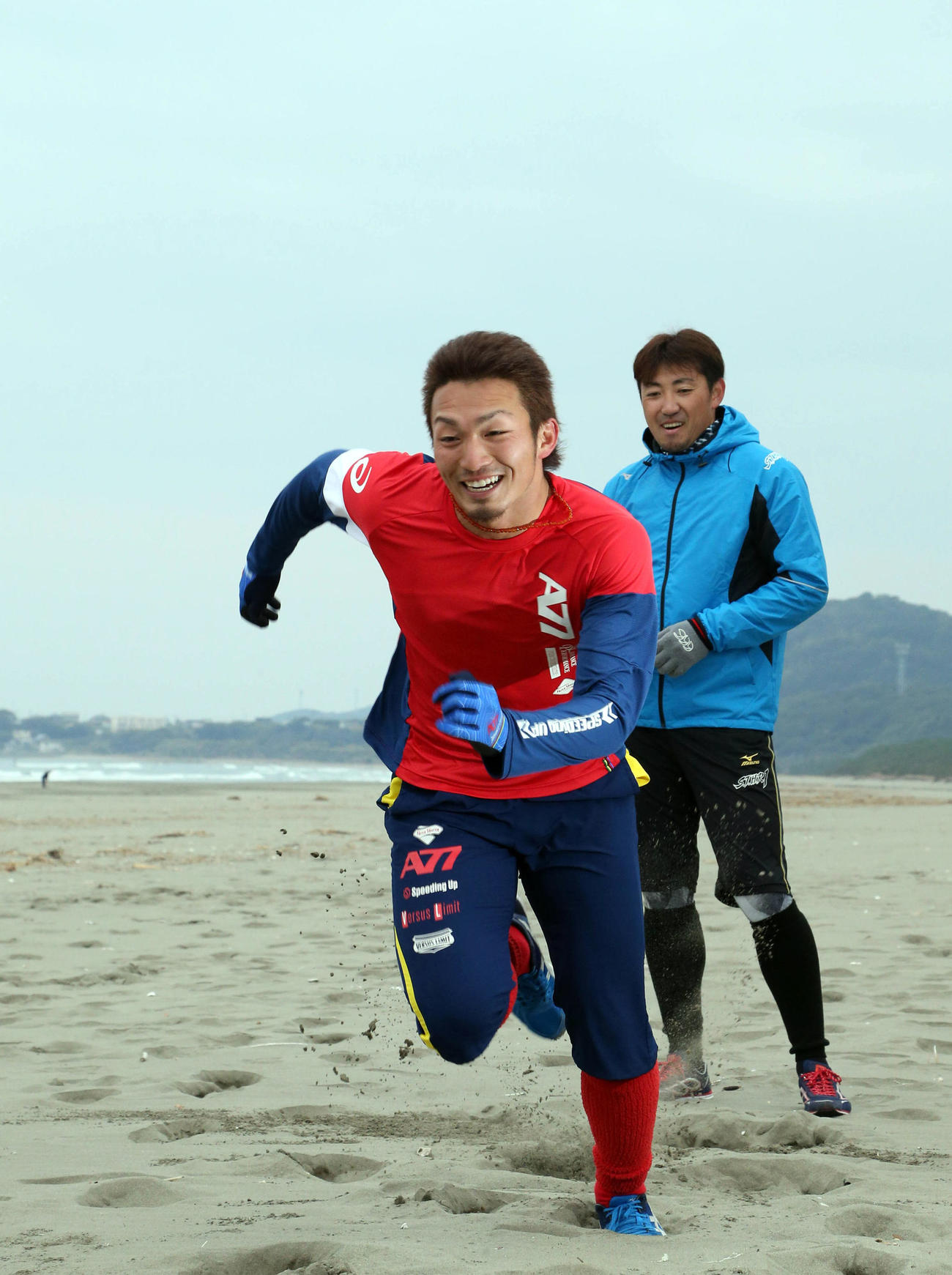 2016年1月、内川（右）と自主トレを行い砂浜でダッシュする鈴木誠也