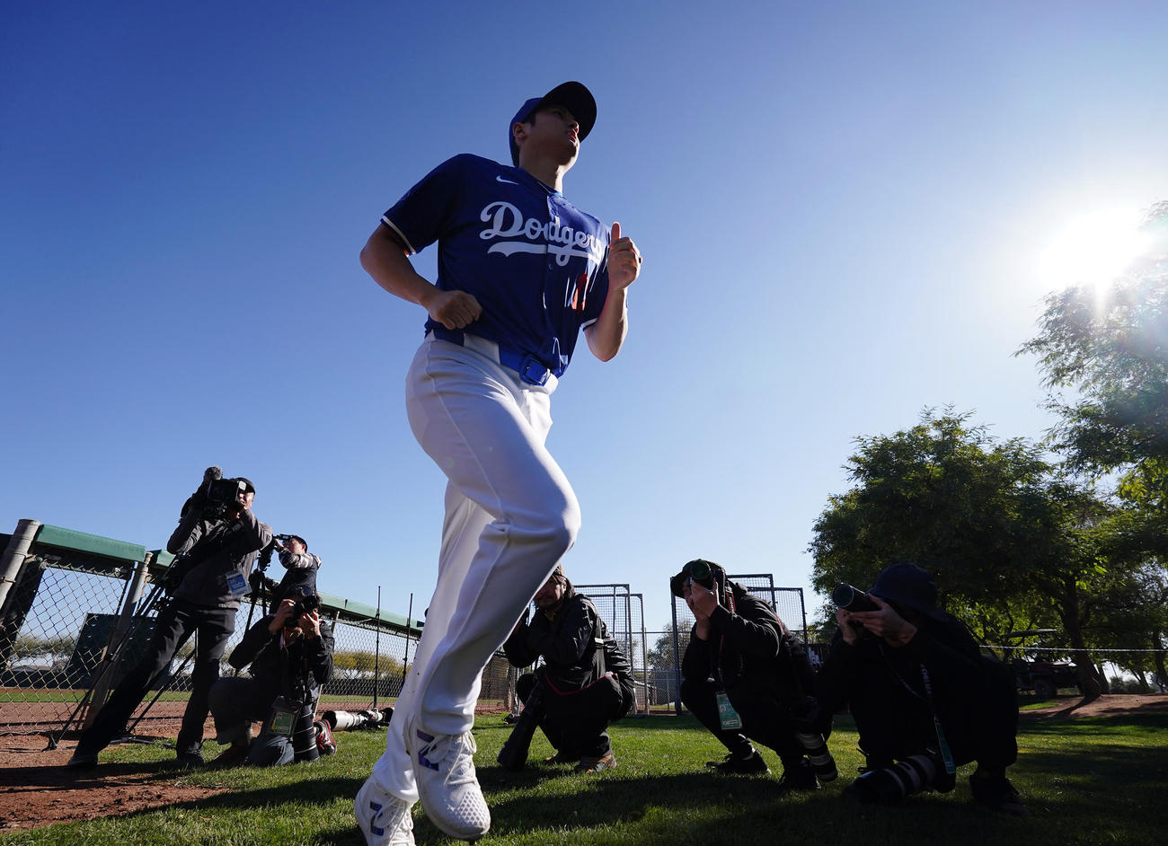ユニホーム姿でフィールドに走って向かうドジャース大谷（撮影・菅敏）