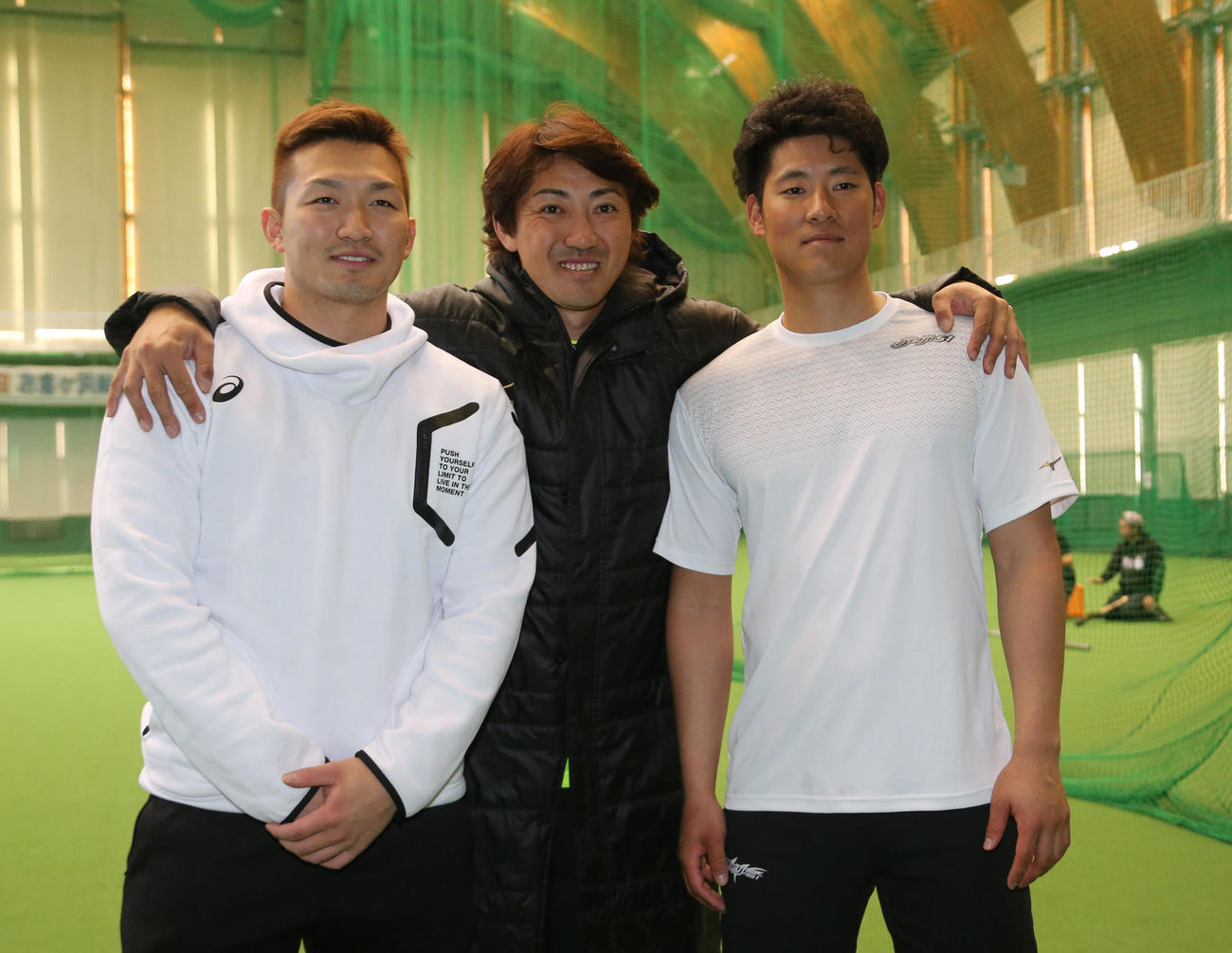 2019年1月、合同練習後に笑顔を見せる、左から鈴木誠也、内川聖一、上林誠知