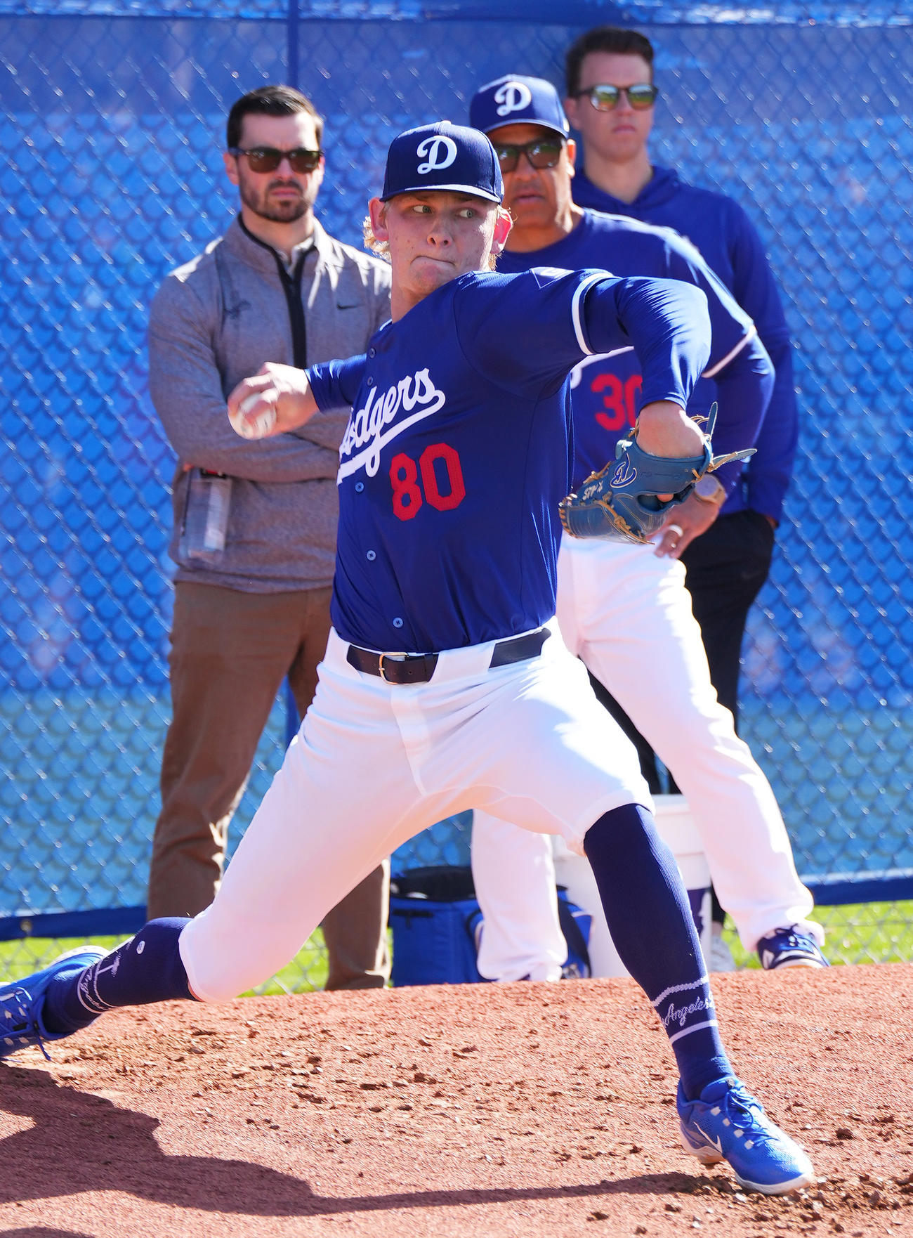 ブルペンで打席に入った大谷翔平に向かって投球するドジャース・シーハン（撮影・菅敏）