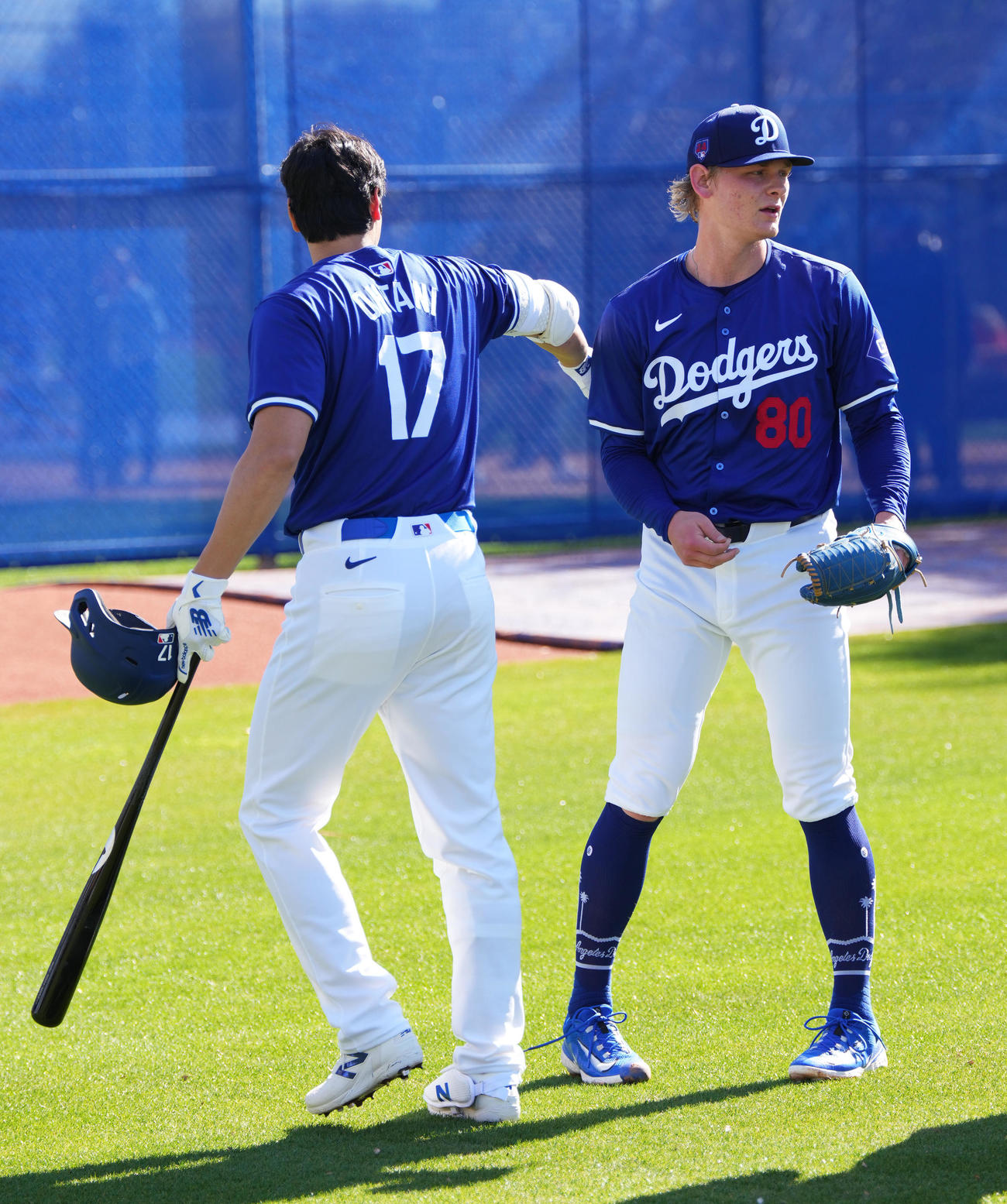 ブルペンの打席に入り目慣らしをしたドジャース大谷（左）は、投手シーハンに声をかける（撮影・菅敏）