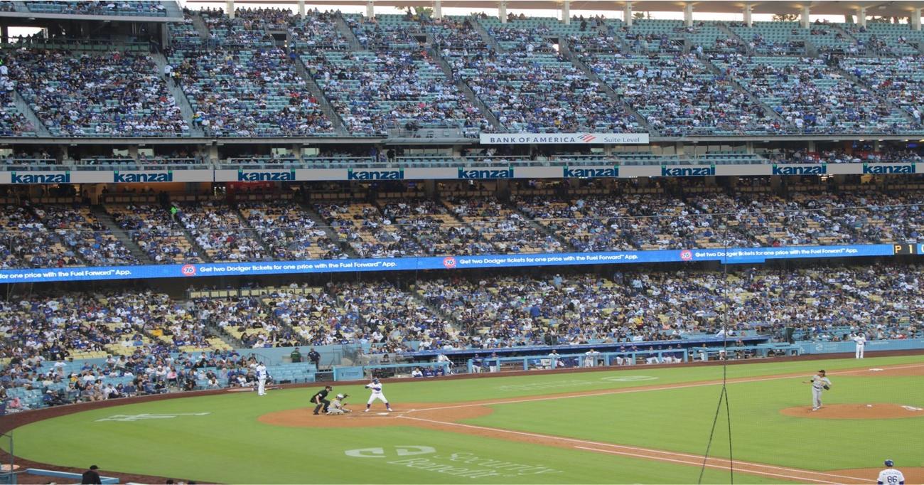 ドジャースタジアムの公式戦で掲出される「日本管財センター」のロゴのイメージ写真