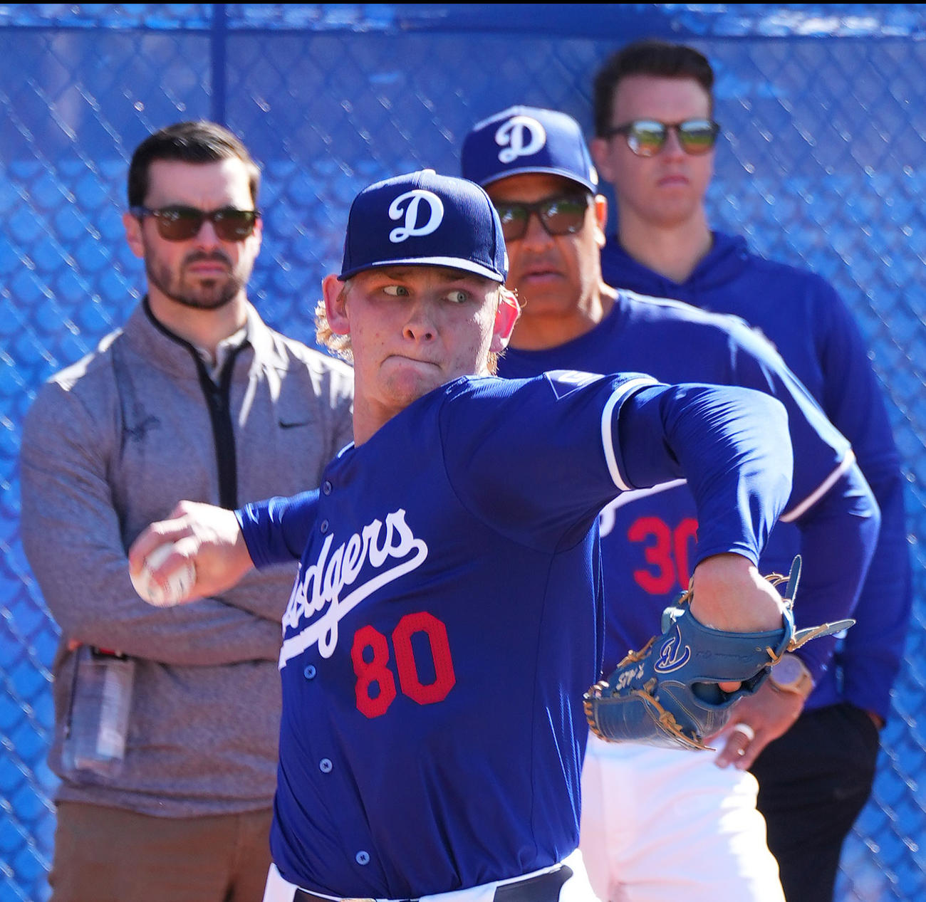 ブルペンで打席に入ったドジャース大谷に向かって投球するシーハン、後方右はロバーツ監督（撮影・菅敏）