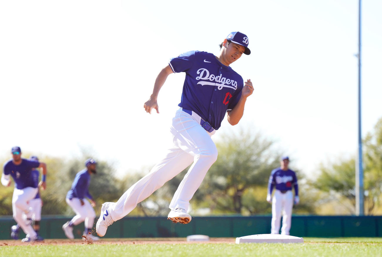 ベースランニングをするドジャース大谷（撮影・菅敏）