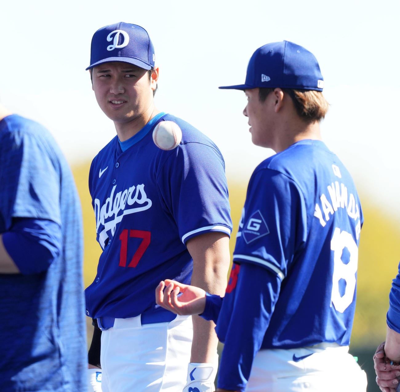 打撃練習の合間に山本（右）と話すドジャース大谷（撮影・菅敏）