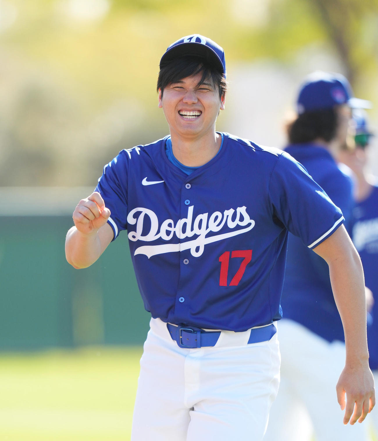 練習中、笑顔でナインと話すドジャース大谷（撮影・菅敏）