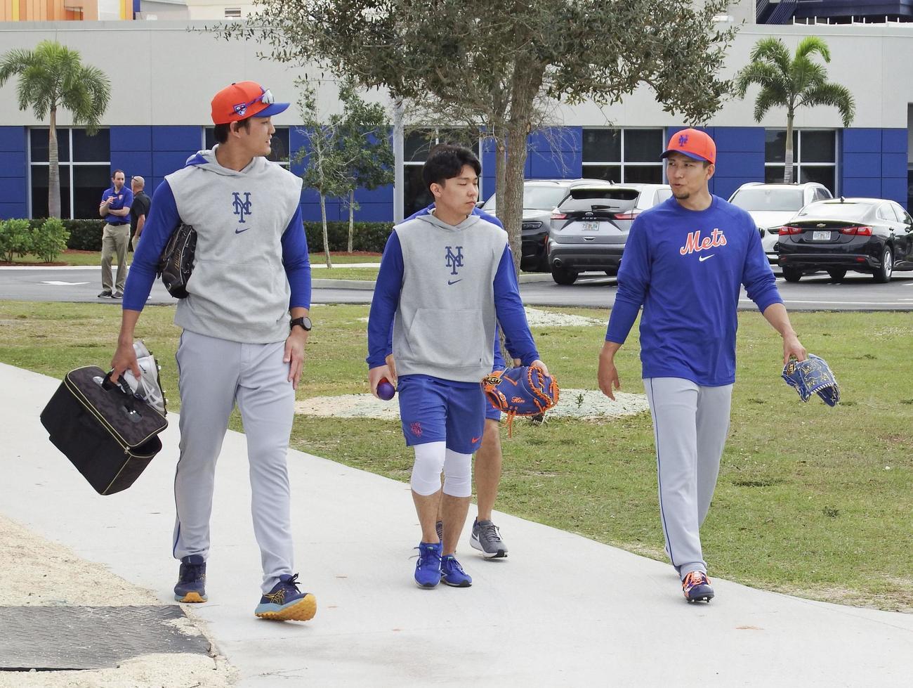 練習へ向かうメッツ藤浪（左）と千賀（右）＝ポートセントルーシー（共同）