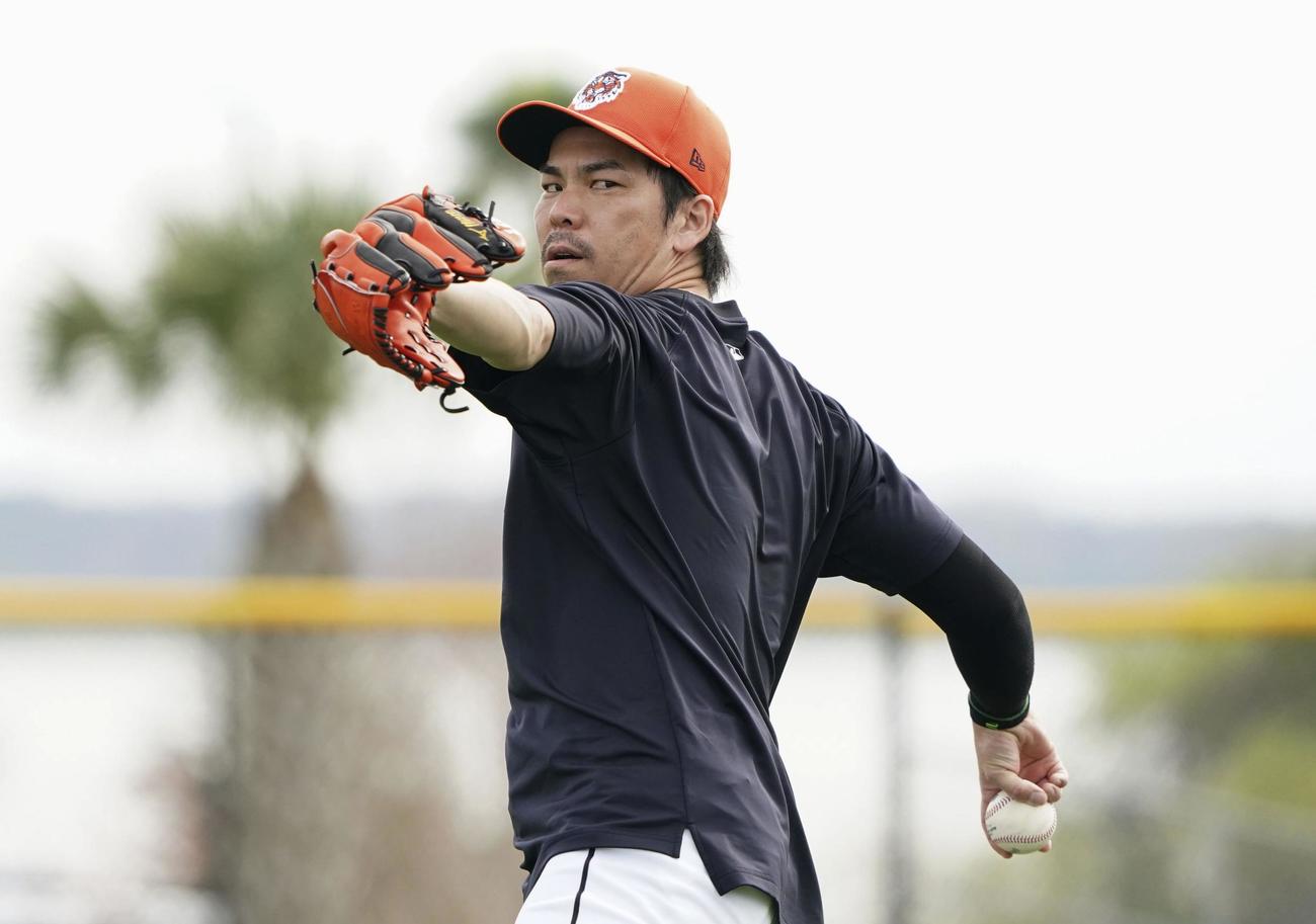 キャッチボールするタイガース前田＝レークランド（共同）