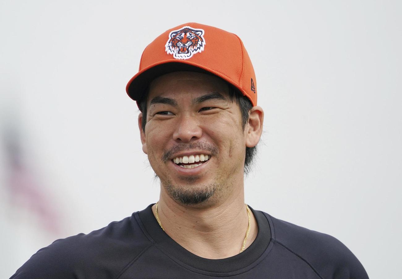 練習前に笑顔を見せるタイガース前田＝レークランド（共同）