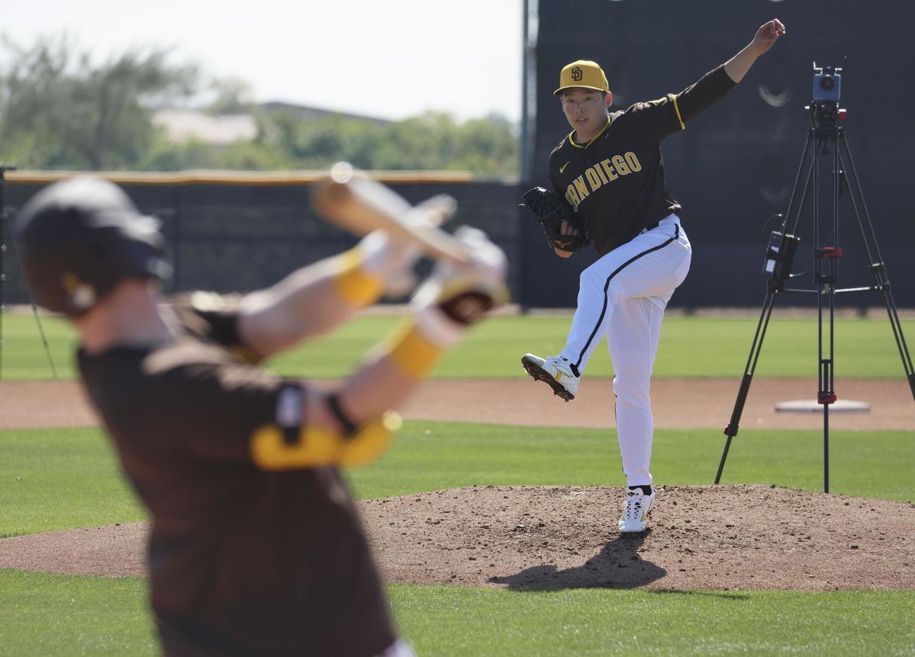 実戦形式の練習に登板したパドレス松井＝ピオリア（共同）