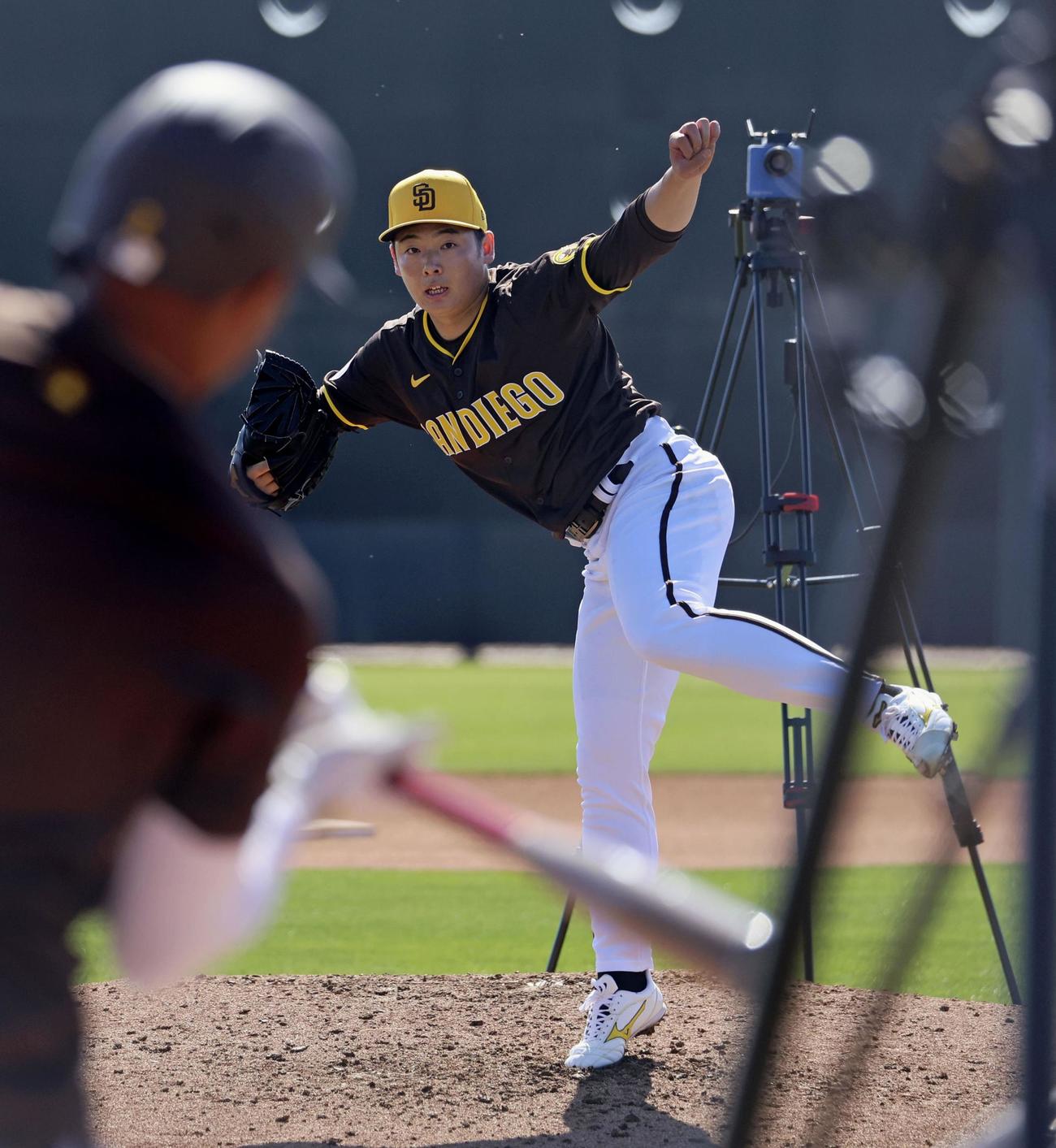 実戦形式の練習に登板したパドレス松井＝ピオリア（共同）