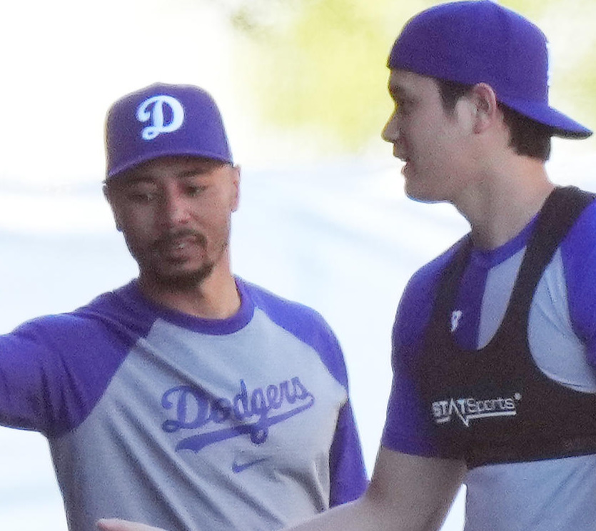 ベッツ（左）と話すドジャース大谷（2024年2月13日撮影）