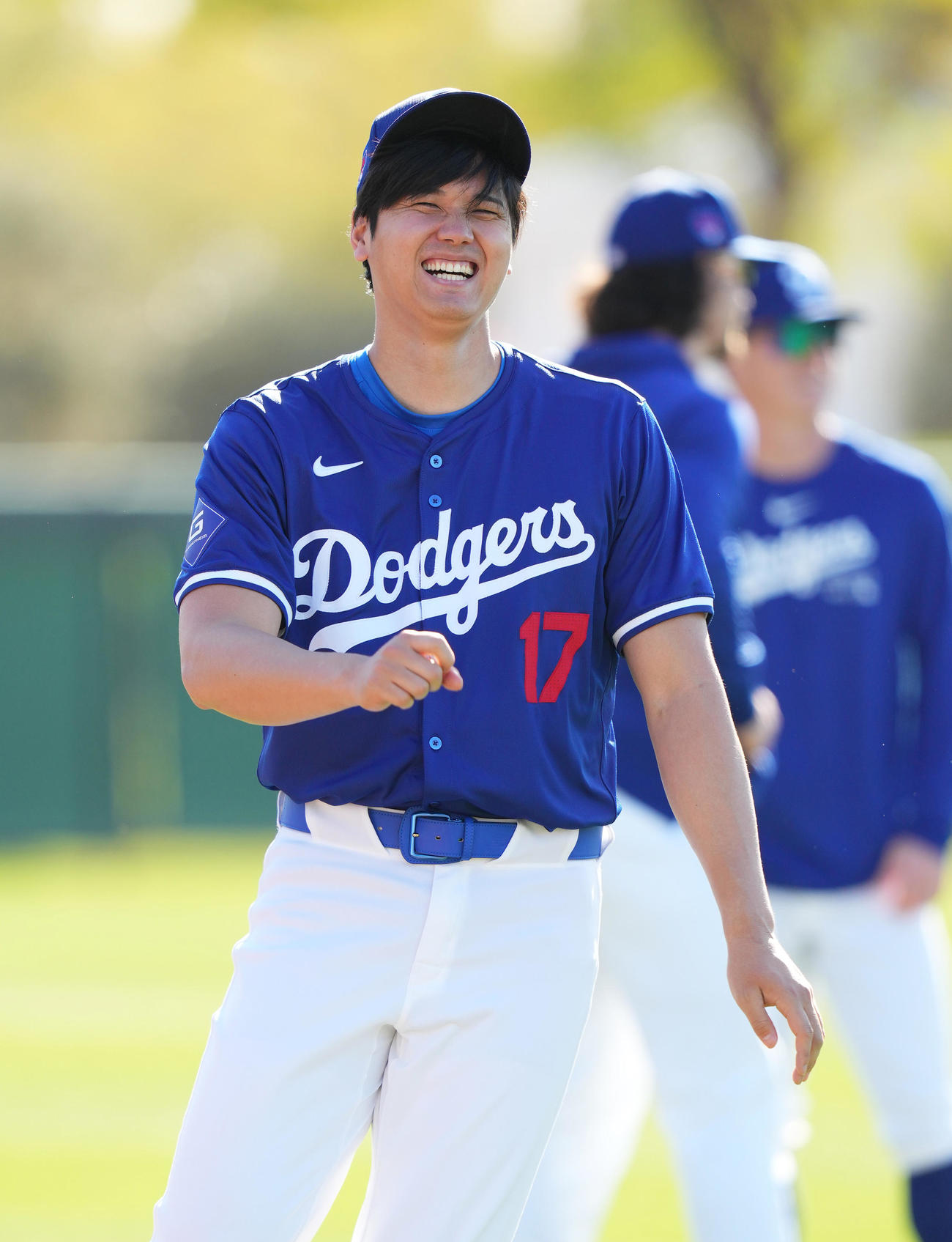 練習前、笑顔でナインと話すドジャース大谷（撮影・菅敏）