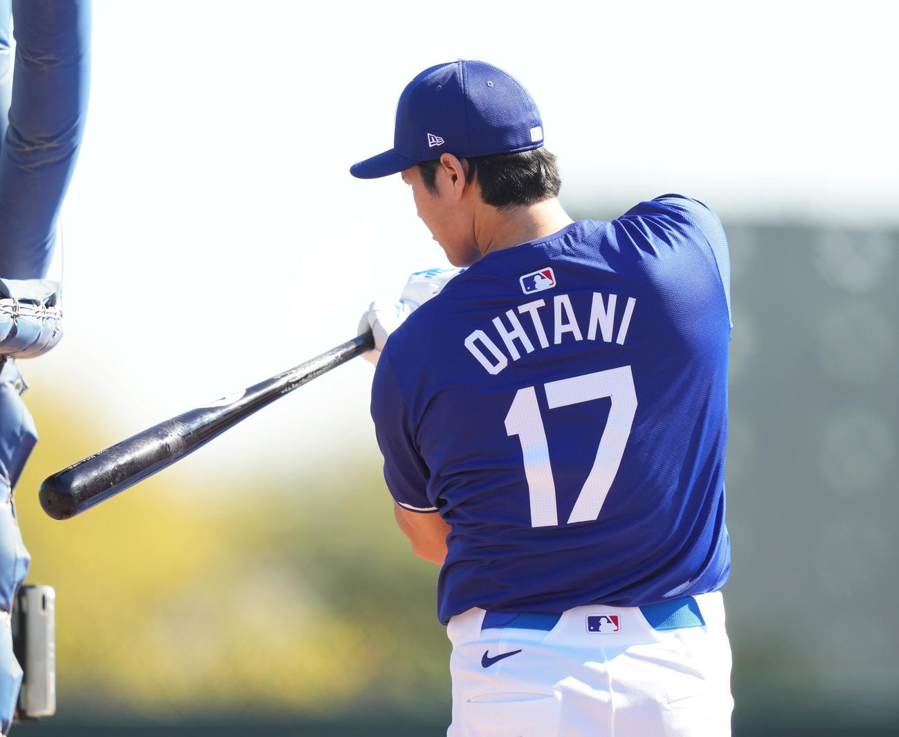 フリー打撃の合間に素振りをするドジャース大谷（撮影・菅敏）