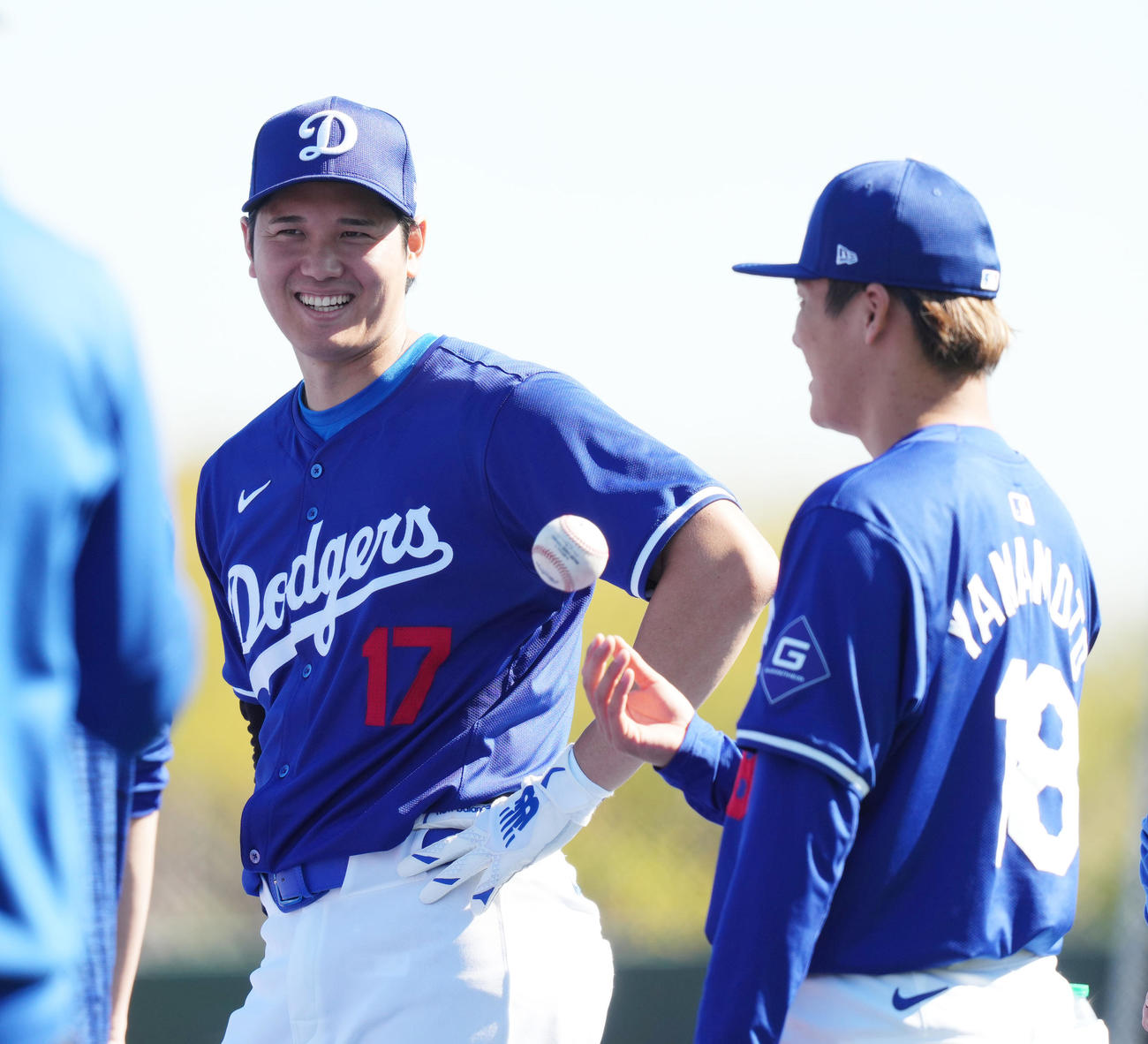 ドジャース大谷（左）は打撃練習の合間に山本と談笑する（撮影・菅敏）
