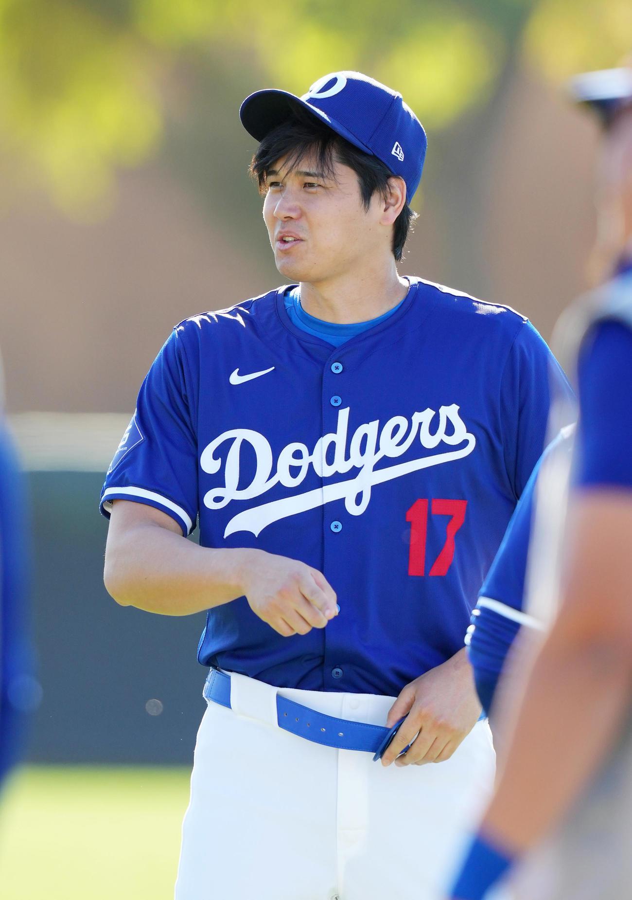 外れたベルトを締め直すドジャース大谷（撮影・菅敏）