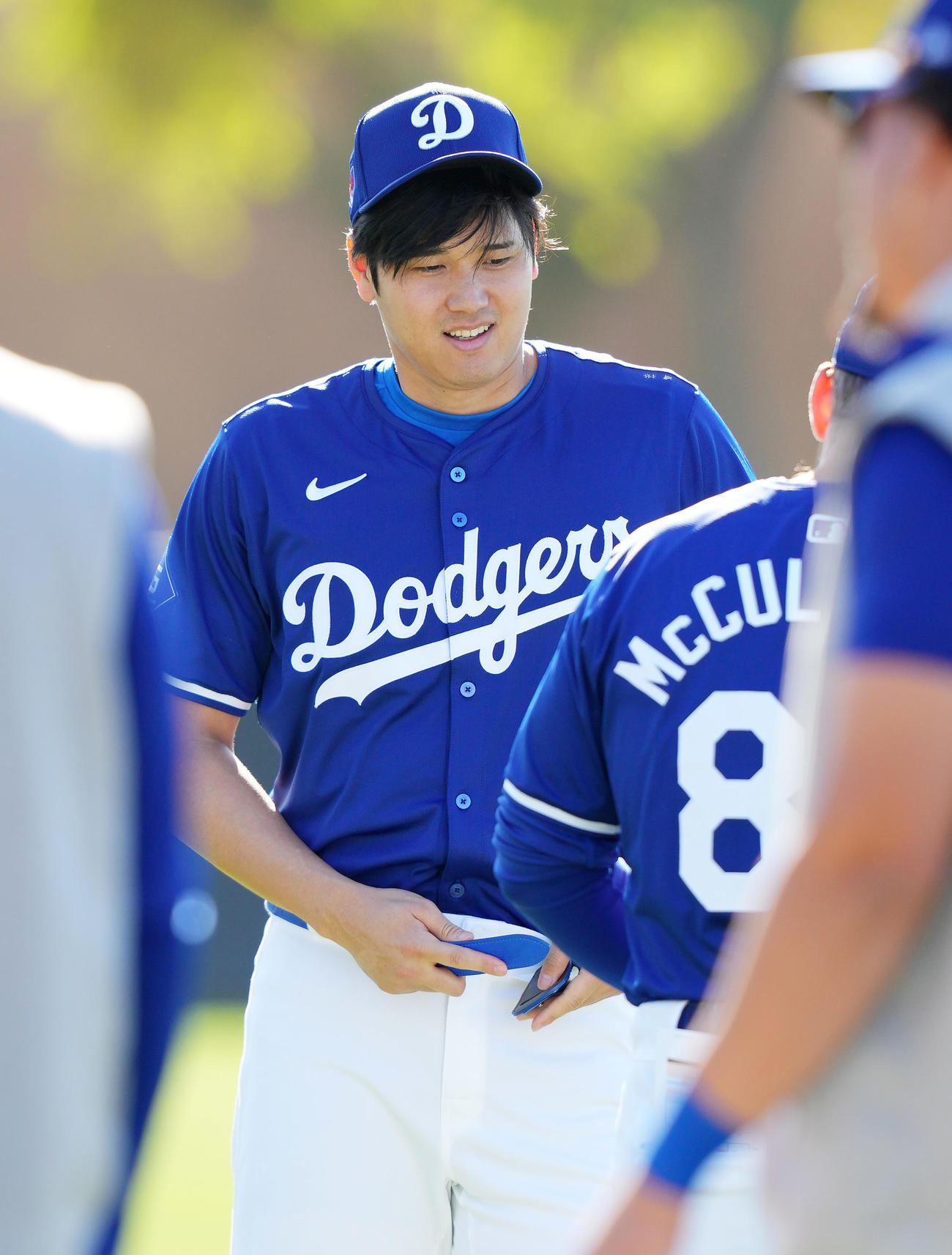 外れたベルトを締め直すドジャース大谷（撮影・菅敏）
