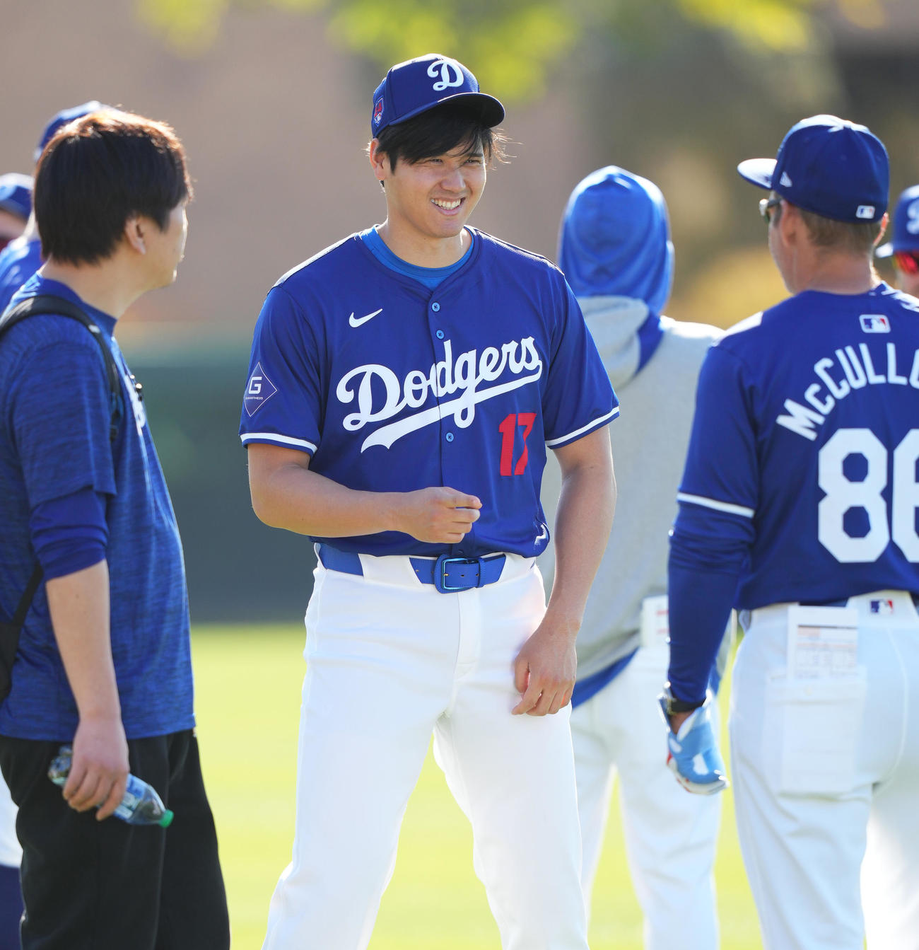 練習中、笑顔でナインと話すドジャース大谷（中央）（撮影・菅敏）