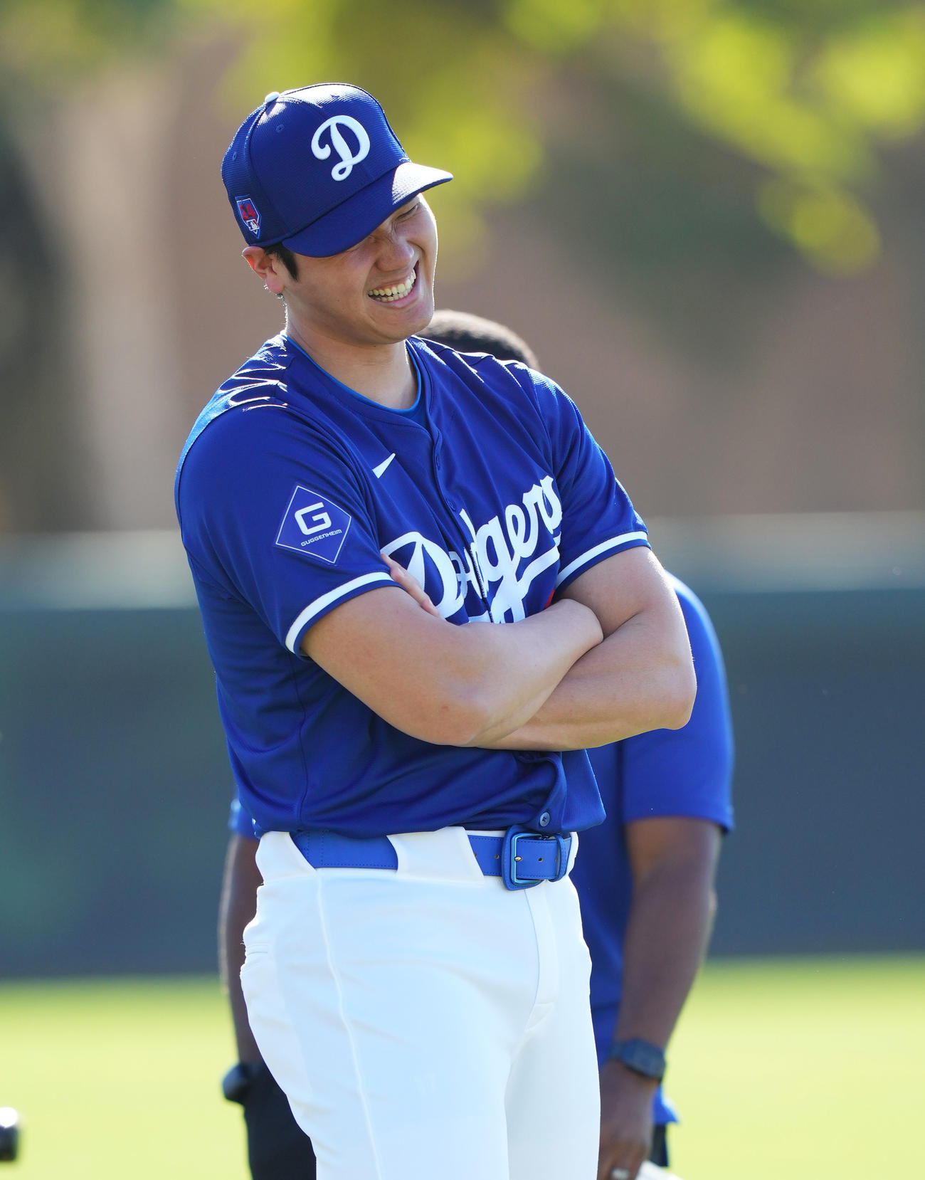 練習前、笑顔でナインと話すドジャース大谷（撮影・菅敏）