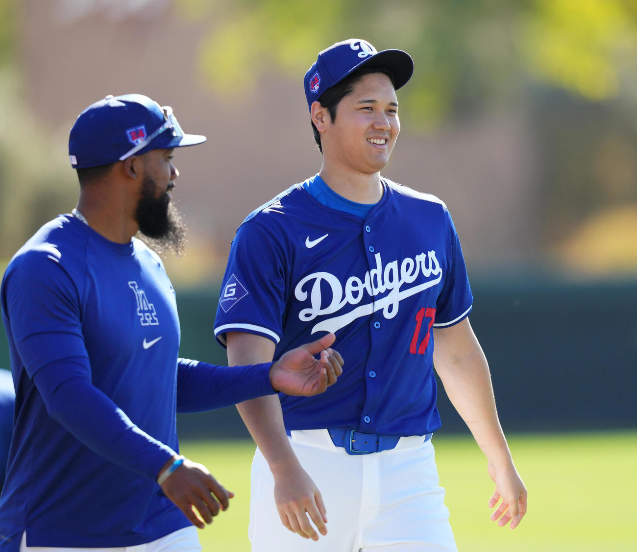 練習中、笑顔でナインと話すドジャース大谷（右）（撮影・菅敏）