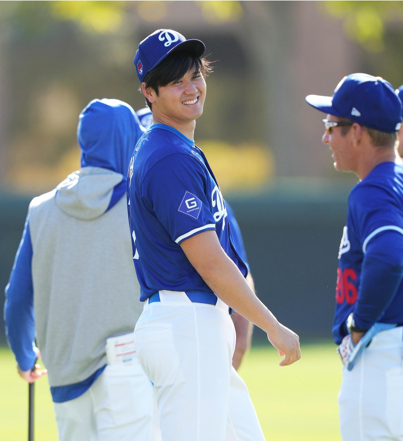 練習前、笑顔でナインと話すドジャース大谷（撮影・菅敏）