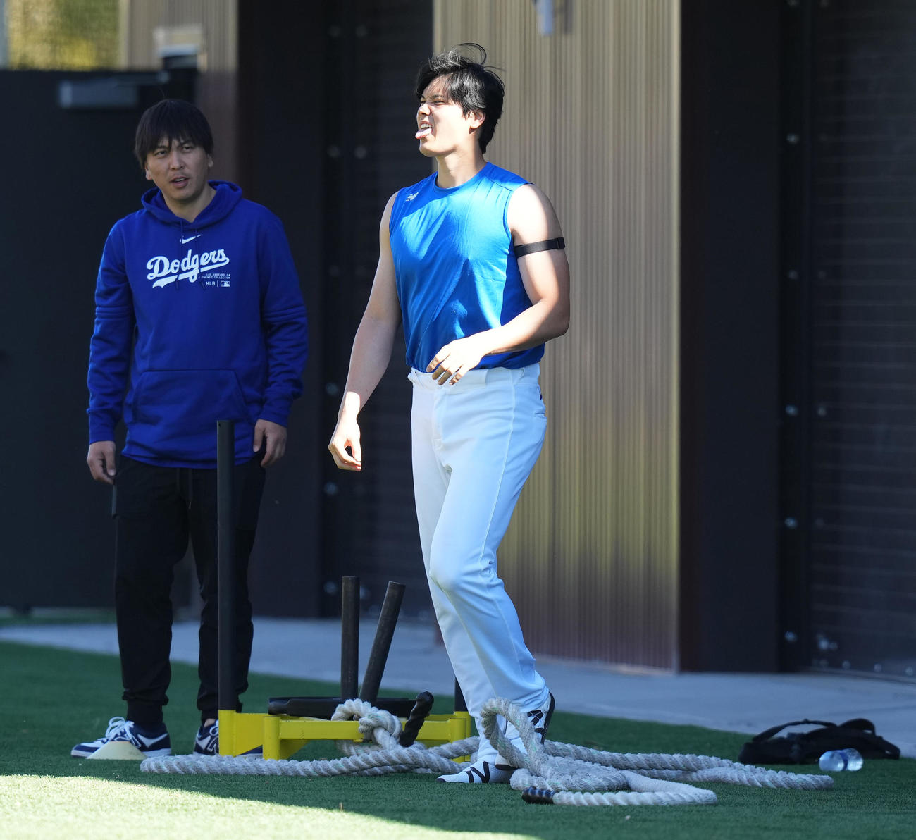 トレーニングの合間に苦しそうな表情を見せるドジャース大谷。左は水原通訳（撮影・菅敏）