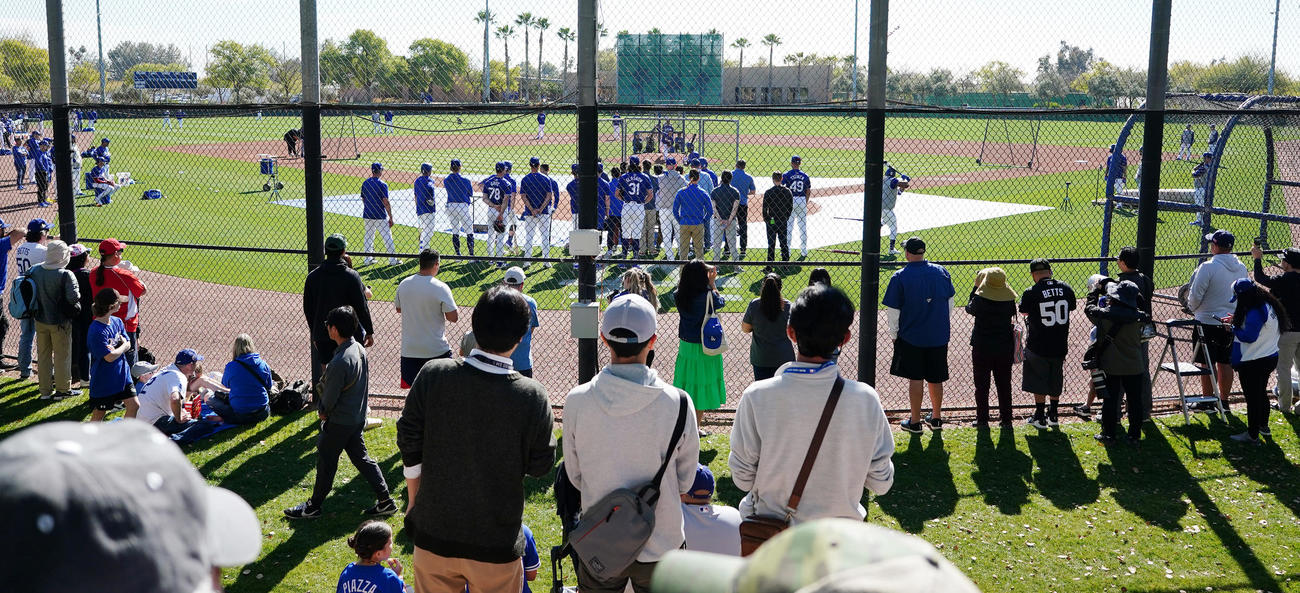 ライブBPに登板し力投するドジャース山本に視線を送る選手、関係者、ファンら（撮影・菅敏）