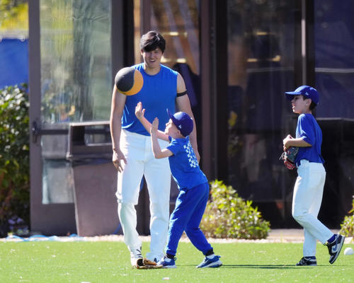 トレーニング中に関係者の子供たちとたわむれるドジャース大谷（撮影・菅敏）