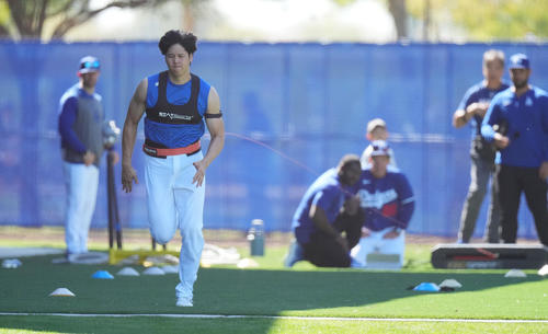 ダッシュを繰り返すドジャース大谷（撮影・菅敏）
