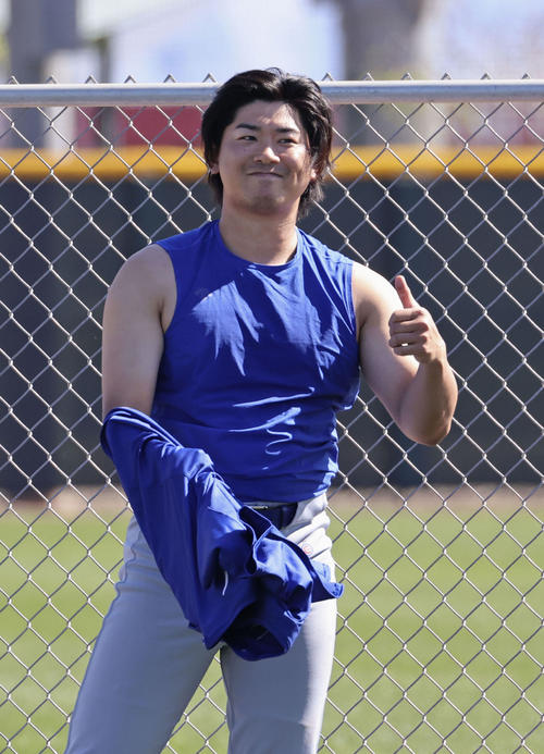 チーム関係者と笑顔で言葉を交わすカブス今永＝メサ（共同）