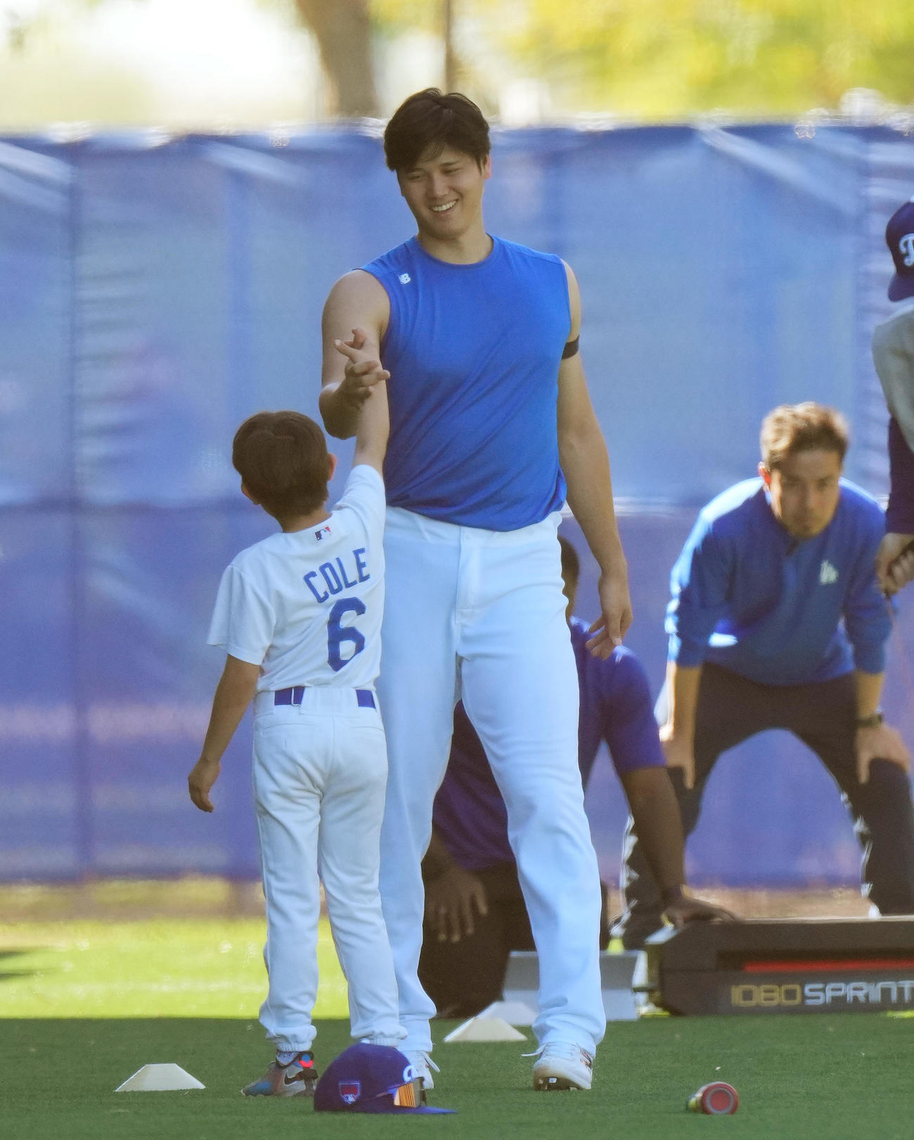 トレーニング中に関係者の子供とたわむれるドジャース大谷（撮影・菅敏）