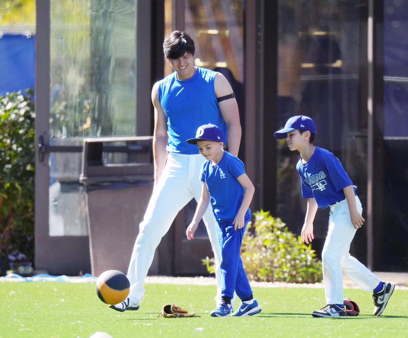 トレーニング中に関係者の子供たちとたわむれるドジャース大谷（撮影・菅敏）