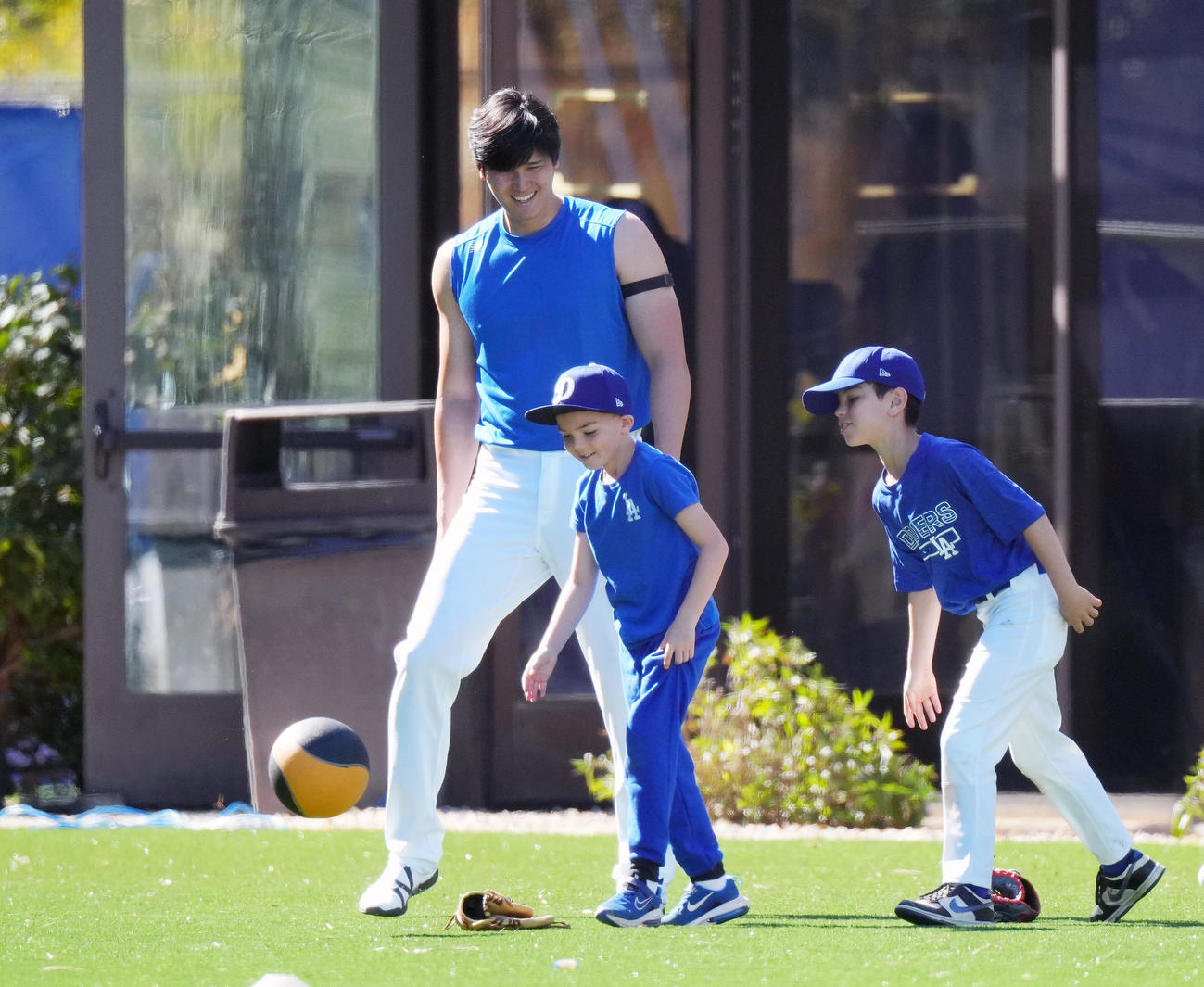 トレーニング中に関係者の子供たちとたわむれるドジャース大谷（撮影・菅敏）