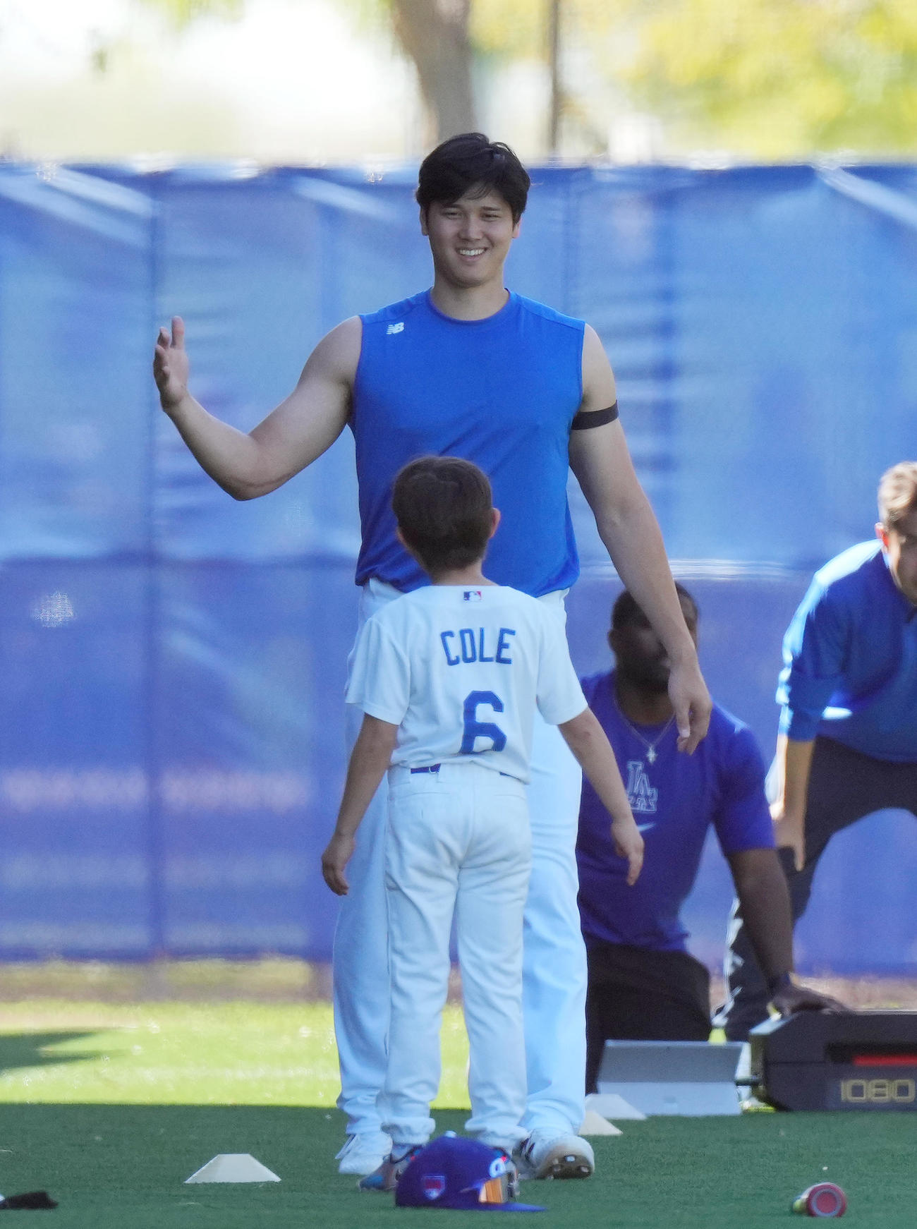 トレーニング中に関係者の子供とたわむれるドジャース大谷（撮影・菅敏）