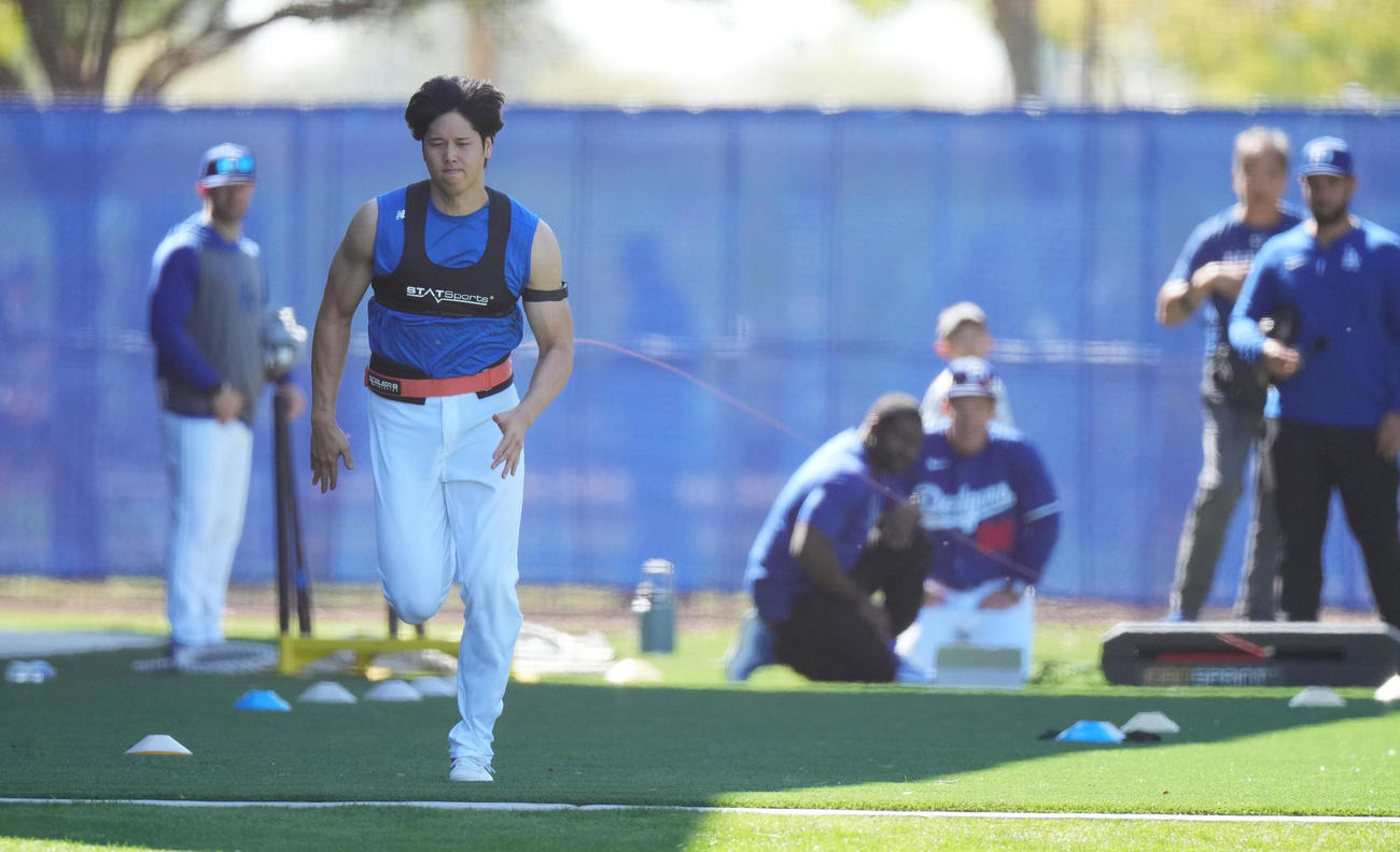 ダッシュを繰り返すドジャース大谷（撮影・菅敏）