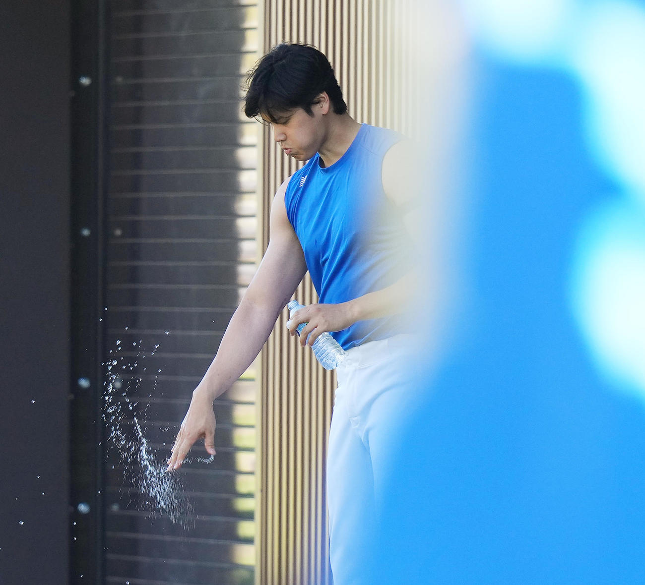 トレーニング中に水を手にかけるドジャース大谷（撮影・菅敏）