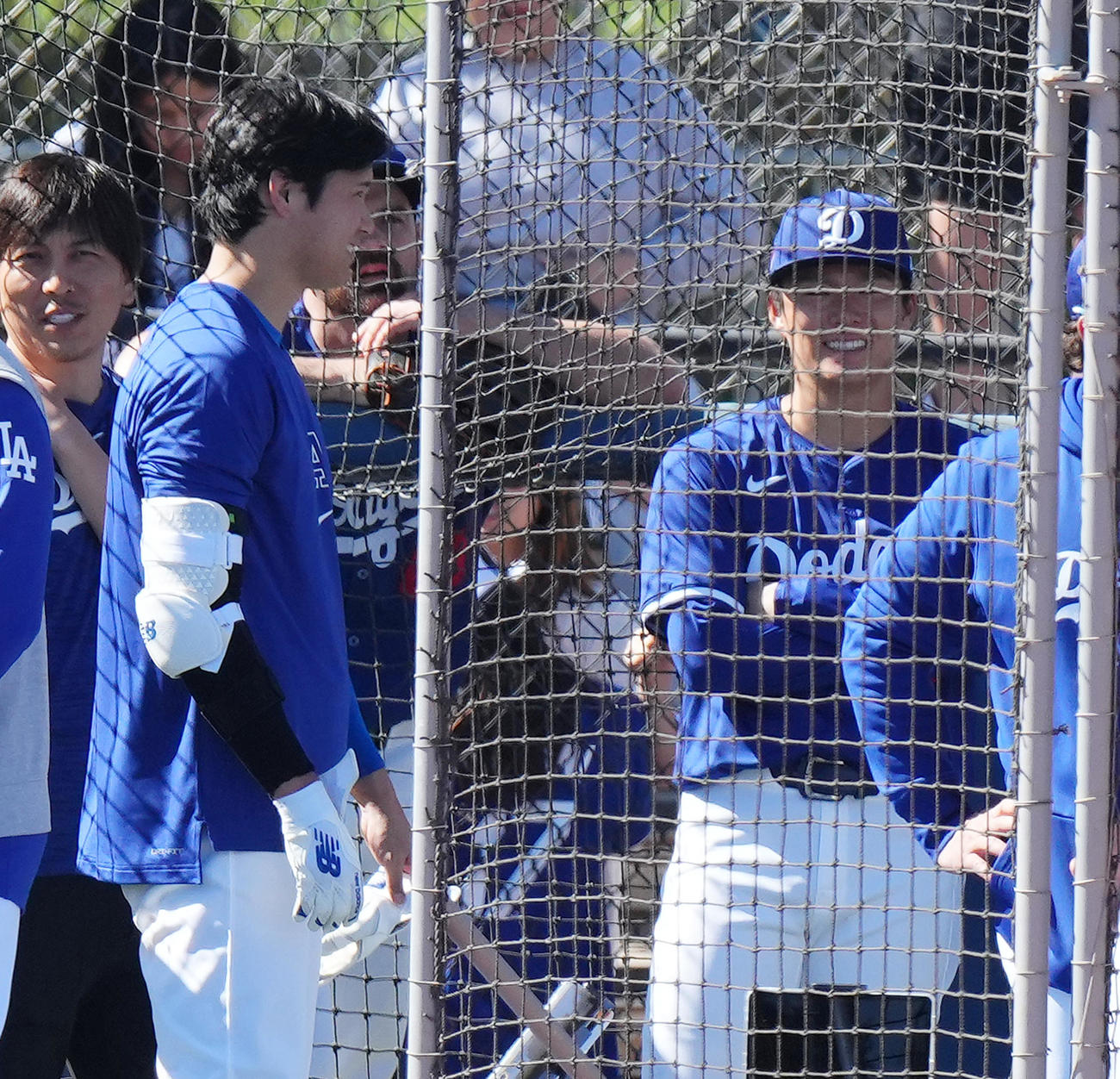 ライブBPで柵越え弾を放ったドジャース大谷は、笑顔で山本（右）と話す（撮影・菅敏）