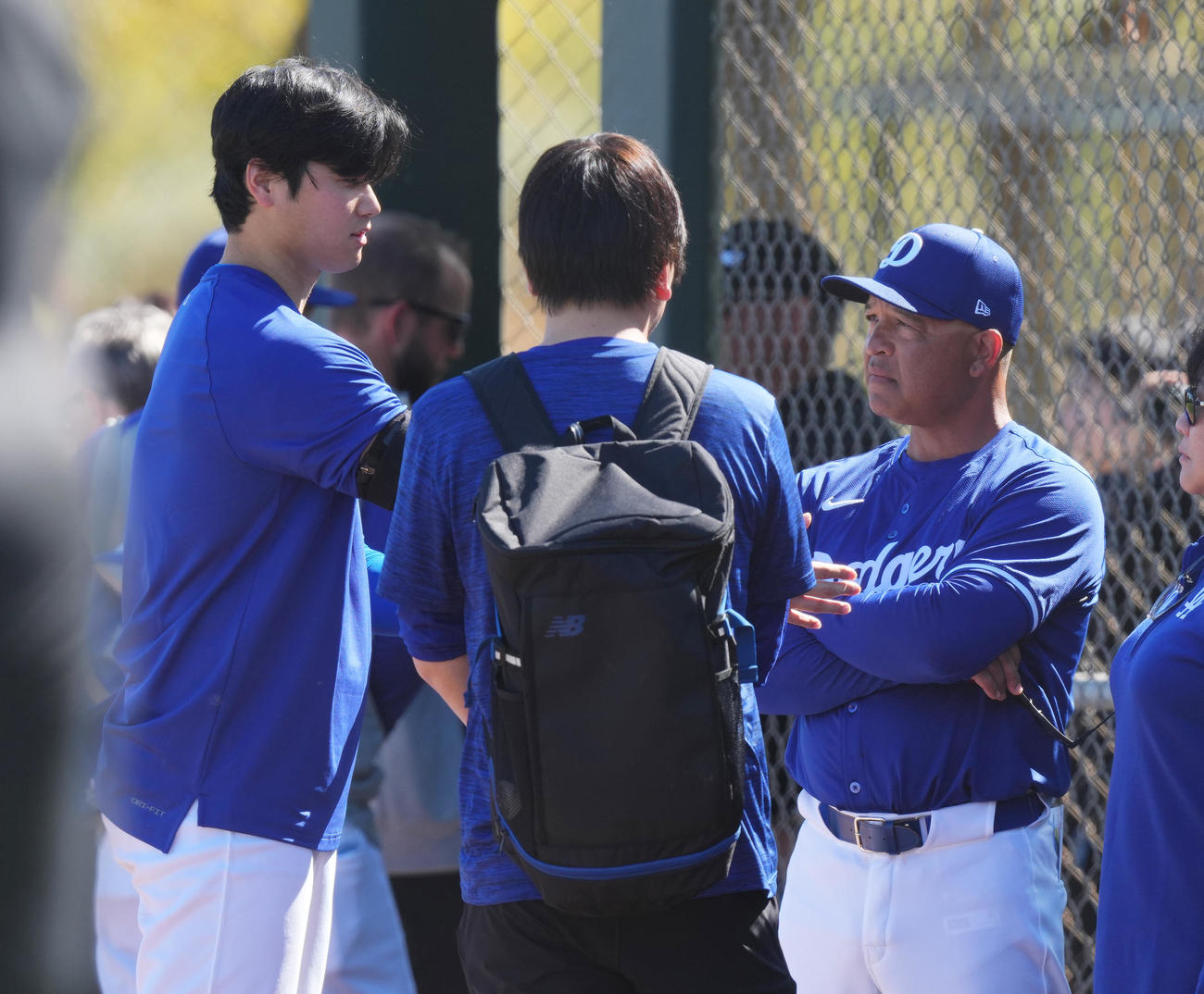 ライブBPを終え、ロバーツ監督（右）と話すドジャース大谷（撮影・菅敏）