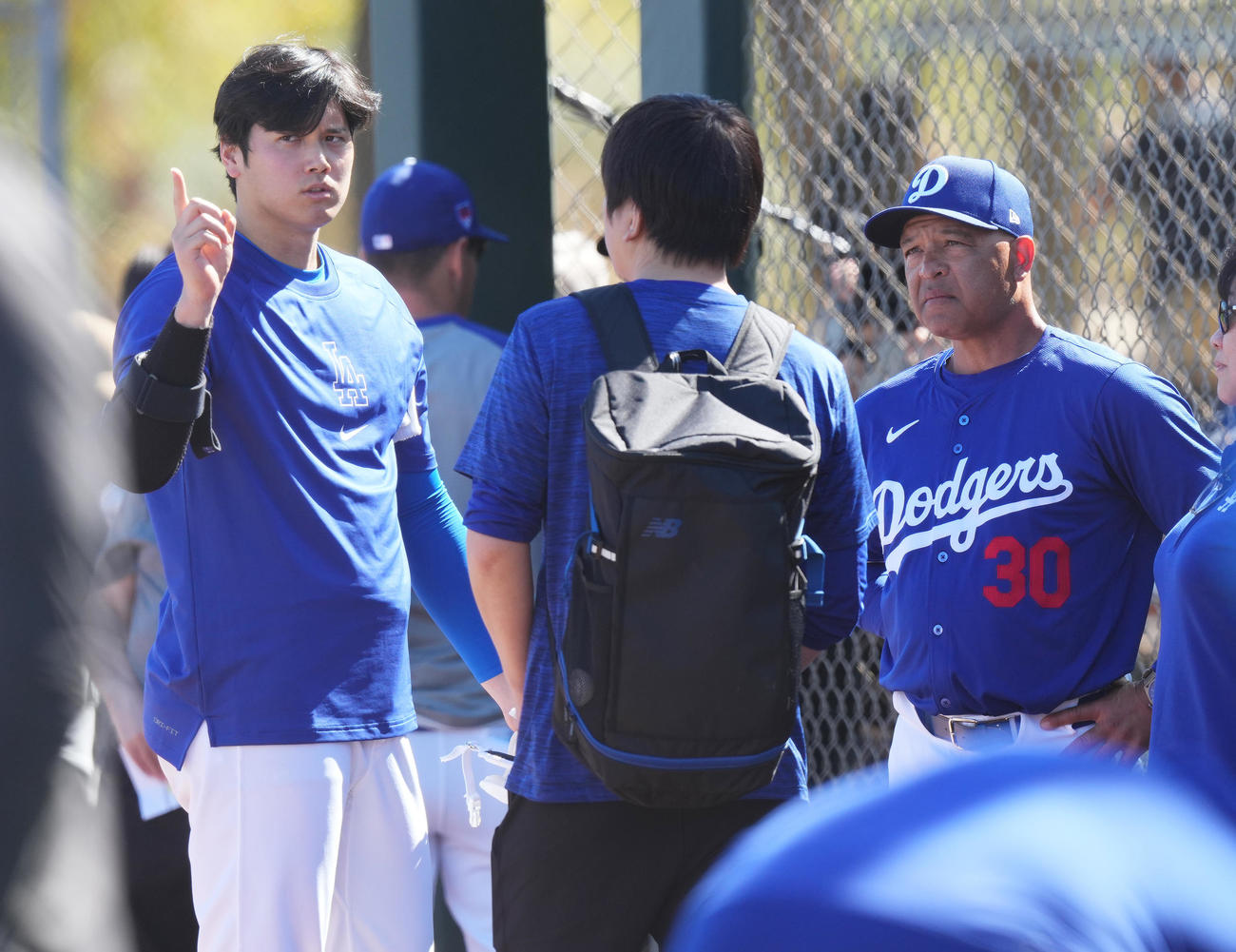 ライブBPを終え、ロバーツ監督（右）と話すドジャース大谷（撮影・菅敏）