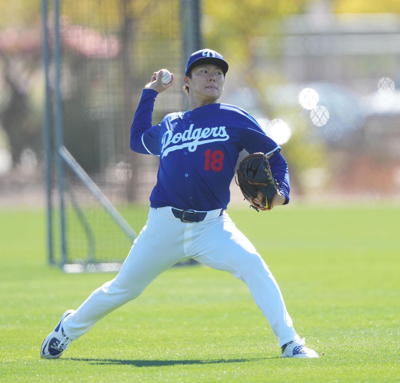 リラックスした表情でキャッチボールをするドジャース山本（撮影・菅敏）