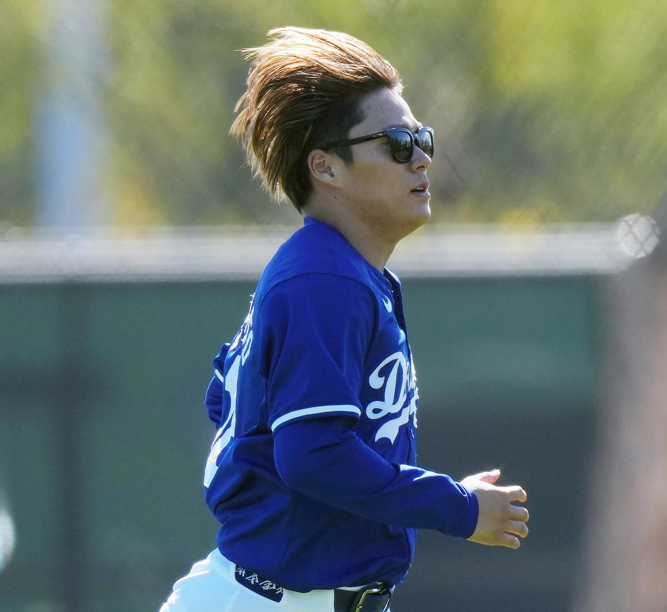 髪をなびかせダッシュをするドジャース山本（撮影・菅敏）