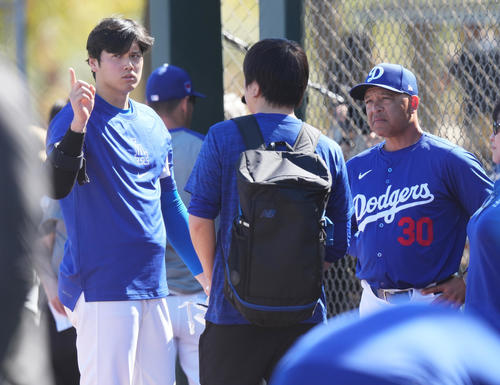 ライブBPを終え、ロバーツ監督（右）と話すドジャース大谷（撮影・菅敏）