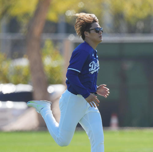 髪をなびかせダッシュをするドジャース山本（撮影・菅敏）