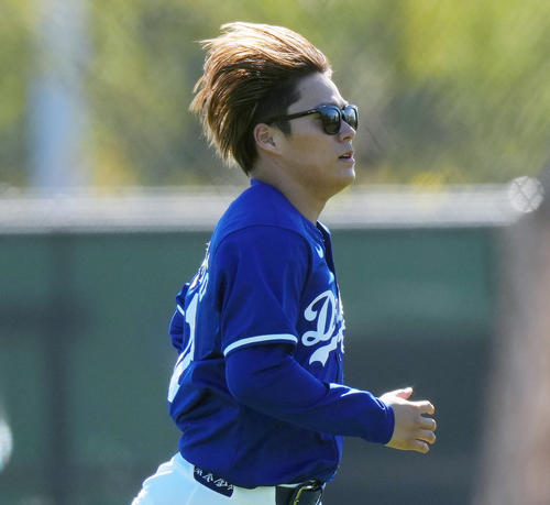 髪をなびかせダッシュをするドジャース山本（撮影・菅敏）